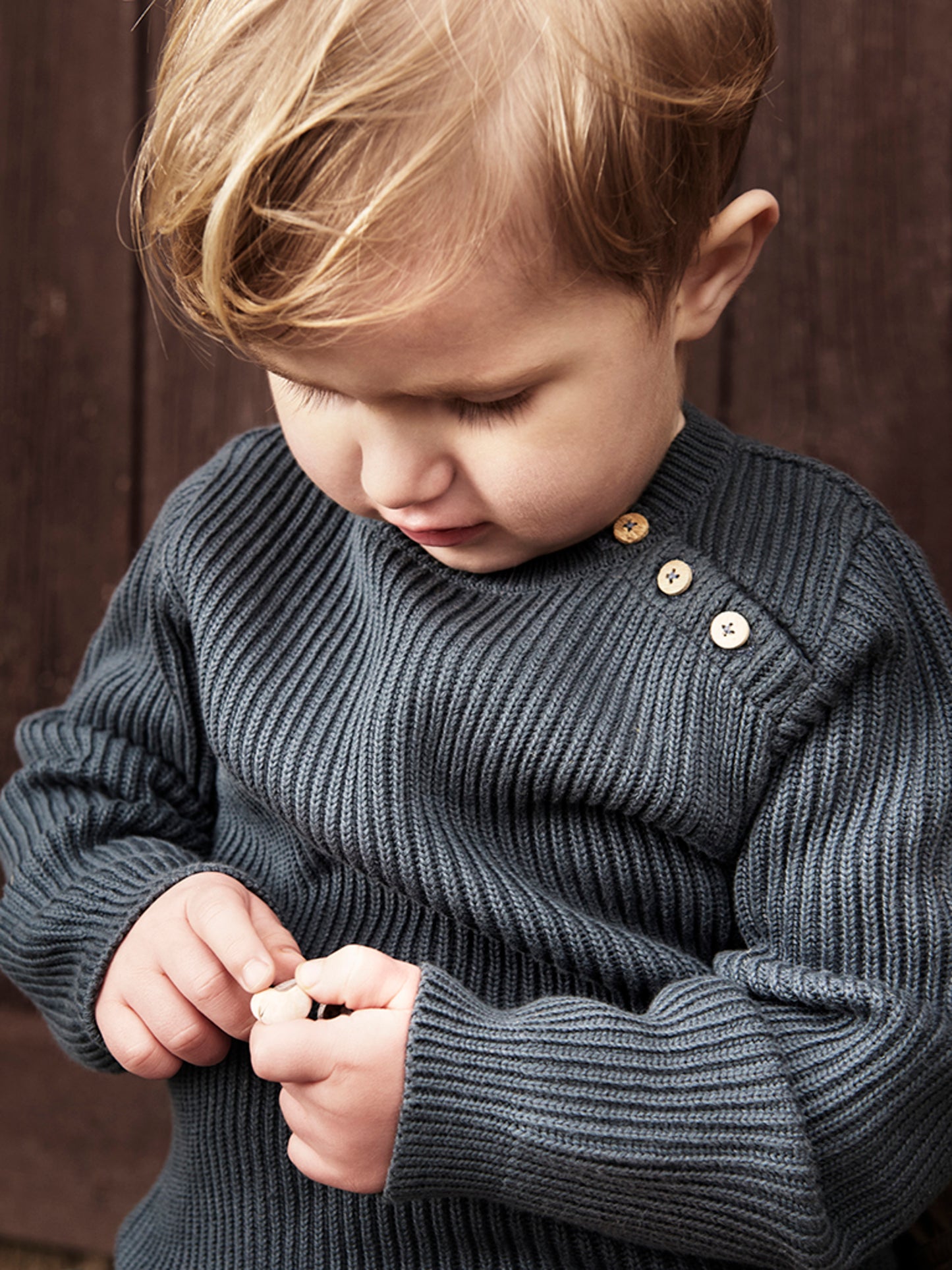 Gebreide trui met knoopjes