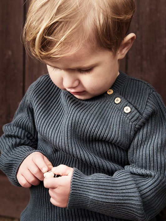 Gebreide trui met knoopjes