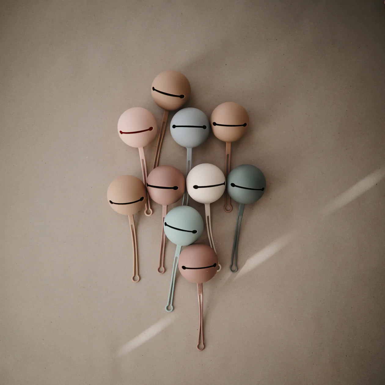 Fopspeenhouder - Mushie - cambridge blue